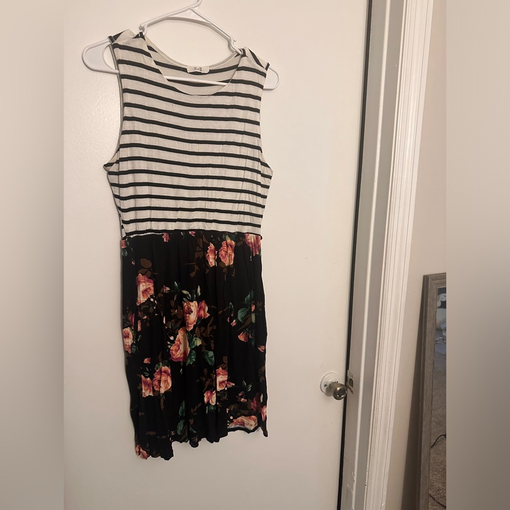 Mid thigh dress, with pockets.